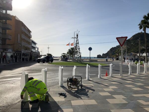 Nuevos bolardos en la rotonda de acceso a la Cala como medida de protección y seguridad