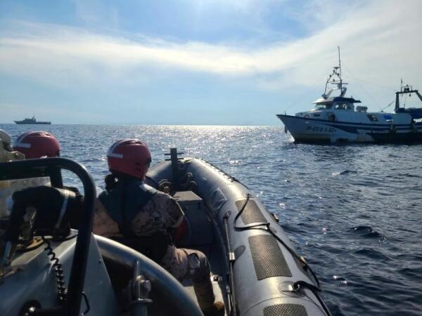 Un patrullero de la Armada auxilia a un marinero herido frente a Calp durante la campaña del atún rojo