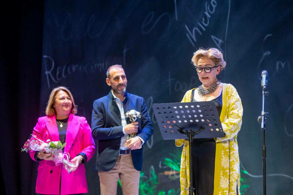 La actriz Isabel Ordaz recibe el Pi d’Honor de la 22 Mostra de Teatre de l’Alfàs del Pi