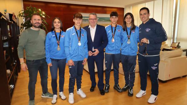 Toni Pérez recibe a los jugadores del Balonmano Benidorm que han disputado el Campeonato de España de Selecciones Autonómicas 