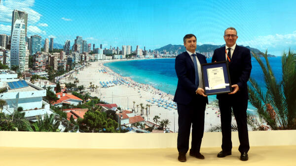 Benidorm se convierte en el primer destino en certificar su compromiso con las personas mayores de la mano de AENOR