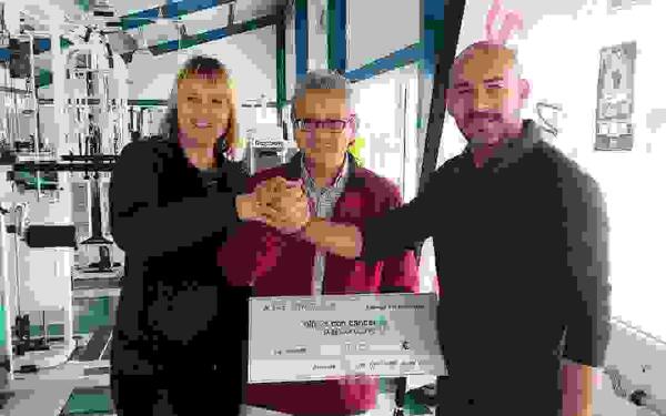 Alfaz &middot; La Asociaci&oacute;n de ni&ntilde;@s con c&aacute;ncer Aspanion ha recibido los 920 euros que se recaudaron en la marat&oacute;n de Zumba