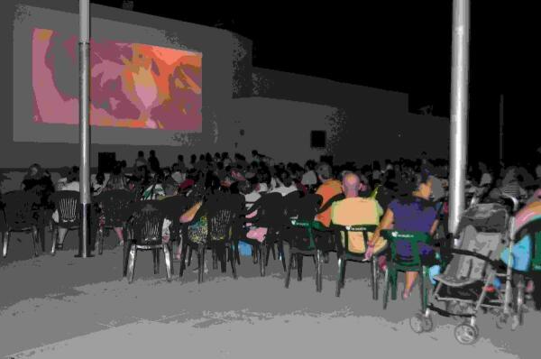 M&aacute;s de 400 personas en la sexta proyecci&oacute;n del Cine Estival Familiar