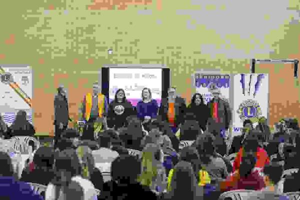 A tope la conferencia de Marina Marroquí contra el bullying en el IES de l’Alfàs 