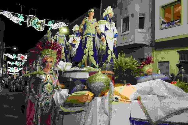 El exotismo y la suntuosidad de los reinos &aacute;rabes invaden las calles de Callosa a pesar de la lluvia