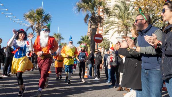 La San Silvestre de Benidorm reúne a 800 deportistas en un domingo lúdico de Navidad