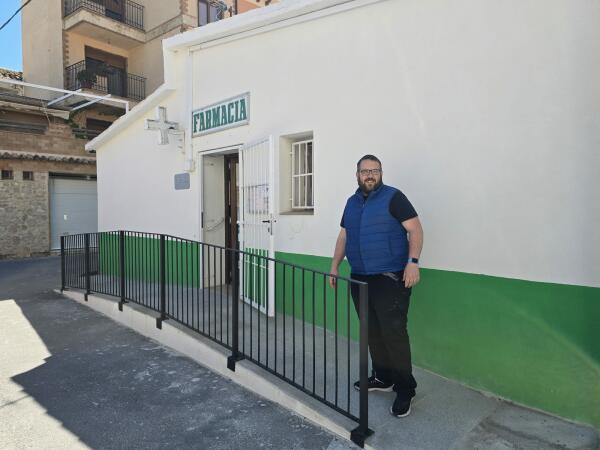 Confrides mejora la accesibilidad a su farmacia con una nueva rampa adaptada en pleno casco hist&oacute;rico
