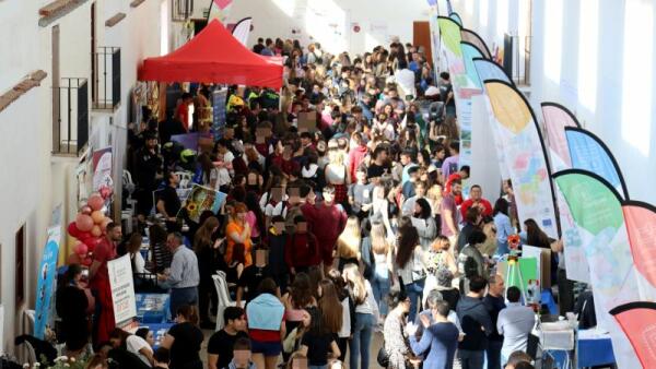 Éxito de participantes y alumnado en la 4ª Fira Educativa de Benidorm, la primera de carácter comarcal  