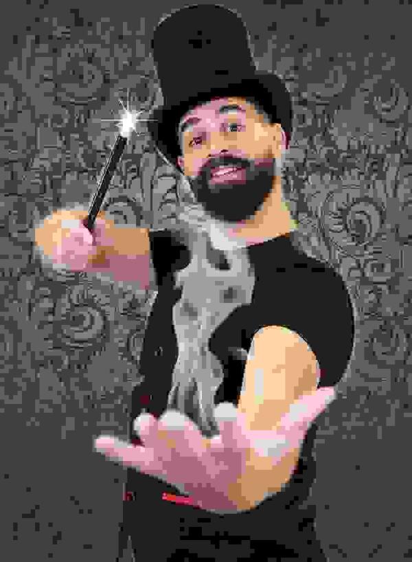 Este s&aacute;bado sigue el ciclo &ldquo;Cultura a la Fresca en las Urbanizaciones&rdquo; con la actuaci&oacute;n de Mag Malastruc en &ldquo;Balc&oacute;n de Finestrat&rdquo;