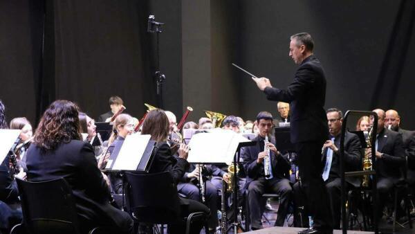 La S.M. La Nova de Benidorm logra un gran éxito con su concierto ‘Fantasía Musical Disneyland’ en el auditorio Centro Cultural  