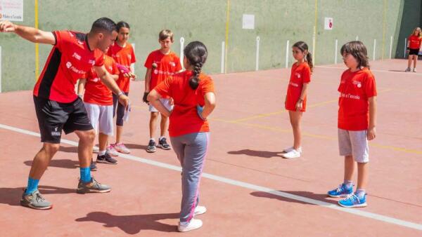 Más de 450 alumnos participan en la ‘Trobada de Pilota a l’Escola’ de Benidorm 