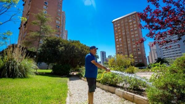 Benidorm instala una red de tuberías para regar jardines públicos y privados con agua depurada y ahorrar miles de litros al año 