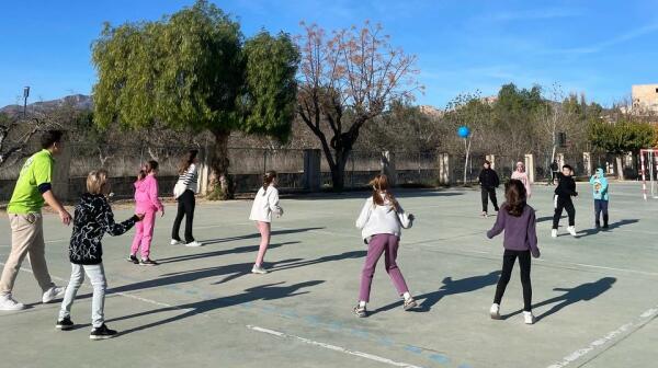Más de 100 niños y niñas asisten a la Escola de Nadal que ha organizado el Ayuntamiento de Villajoyosa durante las vacaciones navideñas
