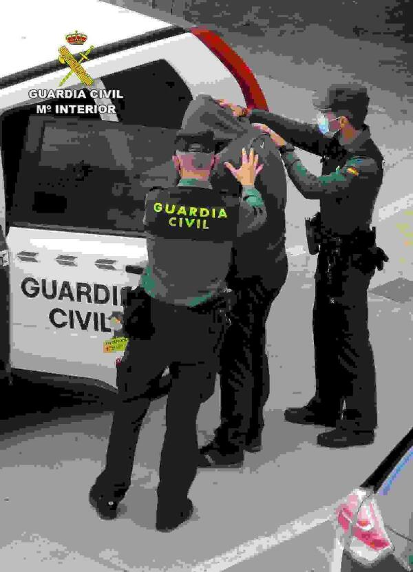 La Guardia Civil detiene a un experimentado delincuente relacionado con una veintena de estafas en el Levante español 