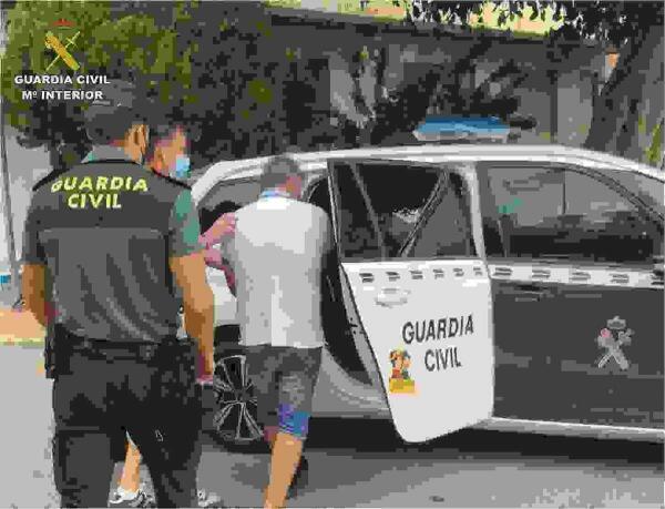 La Guardia Civil detiene al hombre que golpeó contra la pared a una mujer de 87 años, que caminaba con andador, para sustraerle el bolso 