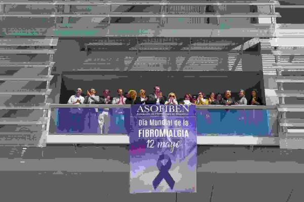   El balcón de Alcaldía de Benidorm exhibe la pancarta que conmemora el ‘Día Mundial de la Fibromialgia’