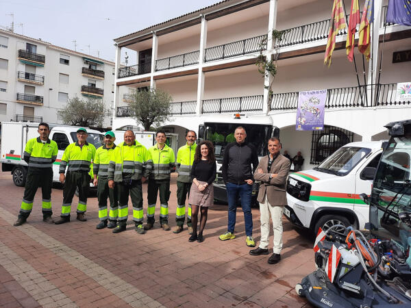 El Ayuntamiento y La Pública presentan la nueva maquinaria que mejorará notablemente el servicio de limpieza viaria