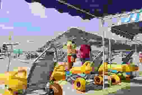 El servicio "playa accesible" de la Cala de Finestrat estrena ubicaci&oacute;n y ampl&iacute;a el n&uacute;mero de sillas anfibias