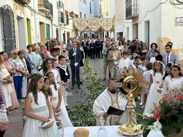 El “Corpus Cristi” llenó de flores y altares las calles de La Nucía 