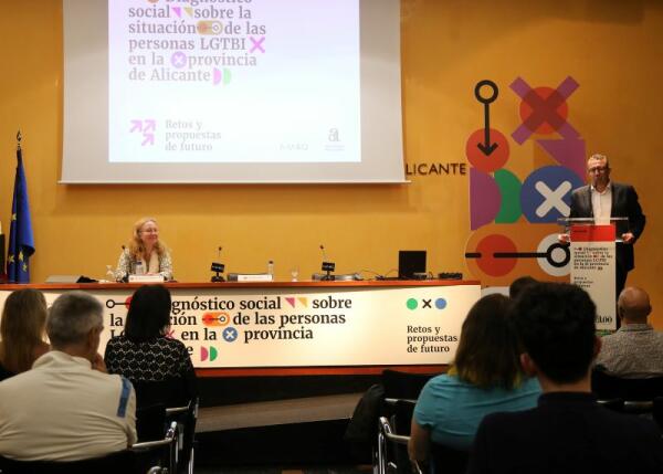 La Diputación reúne a expertos para estudiar políticas públicas en torno al colectivo LGTBI de la provincia