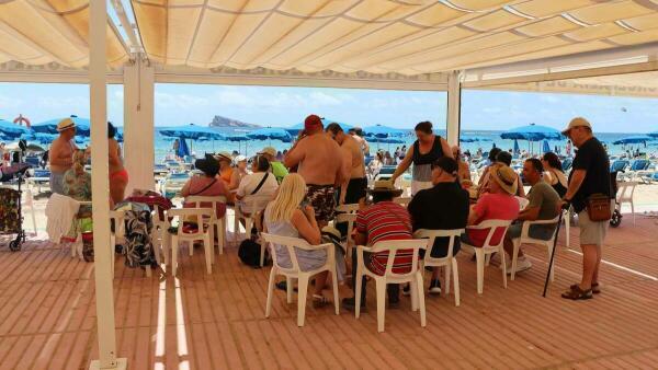 Medio centenar de afiliados a la ONCE ‘inauguran’ su verano con un baño inclusivo en las playas de Benidorm 