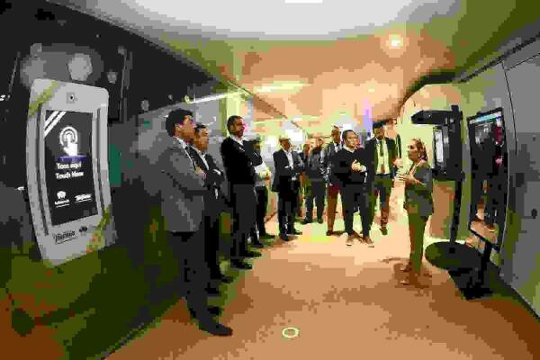 Visita del alcalde y el presidente de la Diputación al Innovation Center de Telefónica, proveedor de la conectividad en el Puig Campana