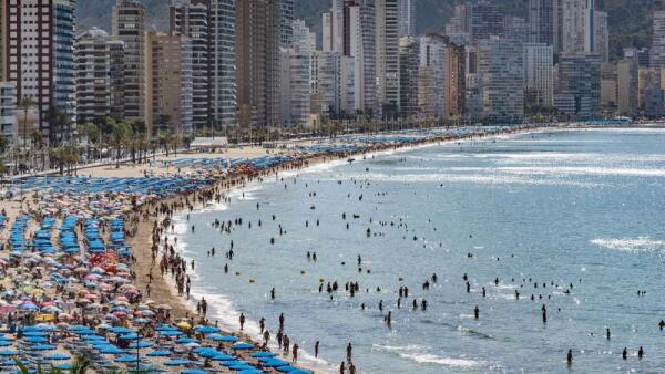 Benidorm vuelve a la situación prepandemia en consumo de agua y producción de residuos