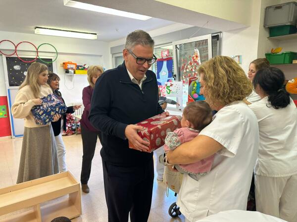 Ni&ntilde;os y ni&ntilde;as de la Escuela Infantil del Hogar Provincial disfrutan con la tradicional entrega de juguetes 