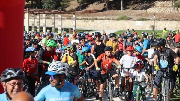 Más de medio millar de personas celebran un año más en Benidorm el ‘Día de la Bicicleta para todos’