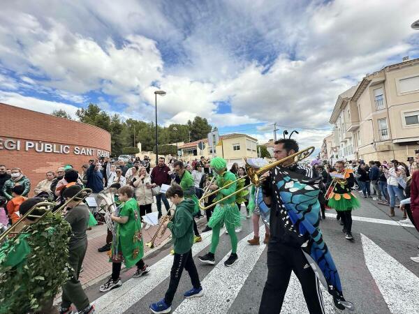 El Cole Sant Rafael llena de color y música las calles por Carnaval