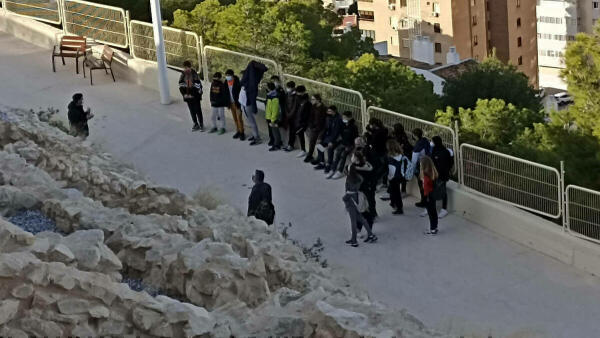 Alumnos del IES Mediterrània visitan hoy y mañana el Tossal de la Cala