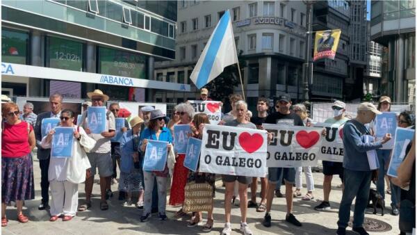 Protesta en A Coruña contra la campaña de 'Hablamos Español' sobre los topónimos gallegos