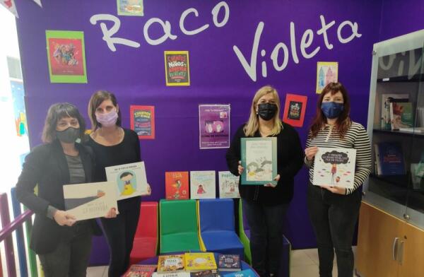 Igualdad entrega 42 libros a los “Espais Violeta” de los colegios 