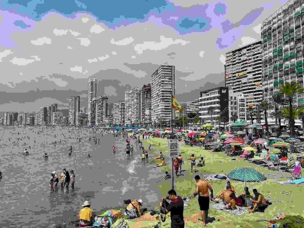 Ciudadanos denuncia la falta de espacio de uso libre en la zona de la playa del Rincón de Loix de Benidorm 