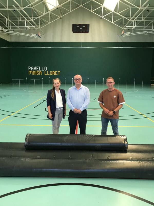 La concejalía de Deportes del Ayuntamiento de la Vila Joiosa hace entrega de una nueva moqueta al Club de Gimnasia Rítmica La Vila para mejorar sus condiciones deportivas 