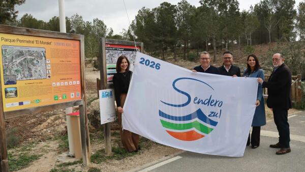 La bandera &lsquo;Sendero Azul&rsquo; que reconoce la recuperaci&oacute;n de El Moralet ya ondea en el parque