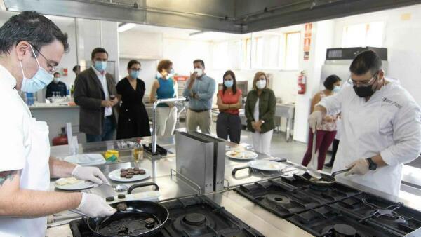 10 usuarios del CEEM-CRIS participan en un curso de formación culinaria en el CdT