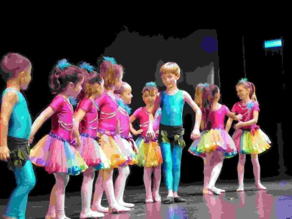 La Nuc&iacute;a &middot; El Festival de Danza y Percusi&oacute;n llen&oacute; l&rsquo;Auditori de baile, m&uacute;sica y ritmo