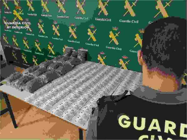 La Guardia Civil detiene a tres personas por tráfico de drogas en dos puntos de verificación de vehículos  