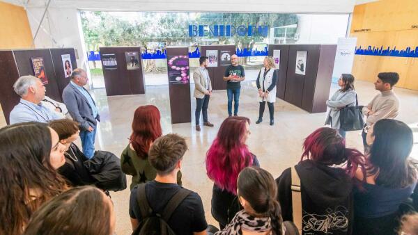 16 carteles de estudiantes del Pere Maria Orts i Bosch alzan la voz contra la violencia machista