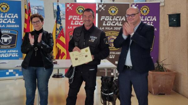 Reconocimiento del Ayuntamiento de la Vila Joiosa al agente Francisco Pérez Ortigosa de la Policía Local por su victoria en el I Campeonato Nacional de Guías Caninos de Granada