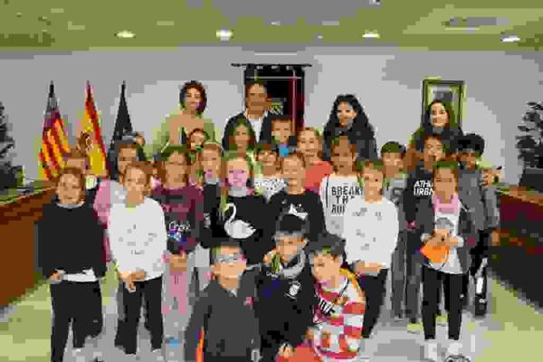 Visita de escolares del CEIP &ldquo;Balc&oacute; de Finestrat&rdquo; a la casa consistorial  