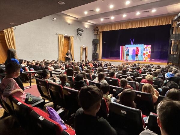 Igualdad coeduca con el teatro &ldquo;Peque&ntilde;as eXtrellas&rdquo; a los escolares nucieros