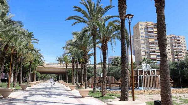 Benidorm renueva todas las luminarias en el Parque de l’Aigüera, completa los nuevos aseos y sustituye el pavimento de la avenida 