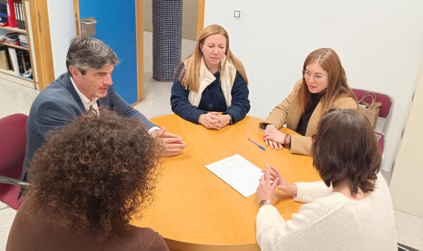 El Ayuntamiento de Villajoyosa renueva el acuerdo con el IES La Malladeta para que su alumnado colabore en las tareas de parques y jardines del municipio