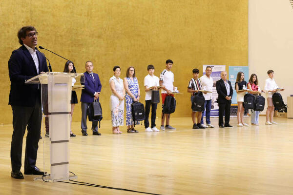 Unai Ramos gana el premio al mejor relato breve juvenil de la Diputación de Alicante y la Asociación de Libreros   