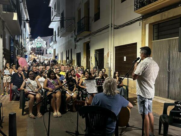 El carrer Major se llenó ayer en el “XXII Encontre de Poesia al Carrer”