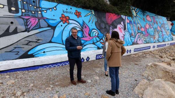 El Rincón de Loix luce desde hoy con un mural al aire libre, obra de la artista Ana Cortés ‘Bosska’, que homenajea a la mujer de Benidorm