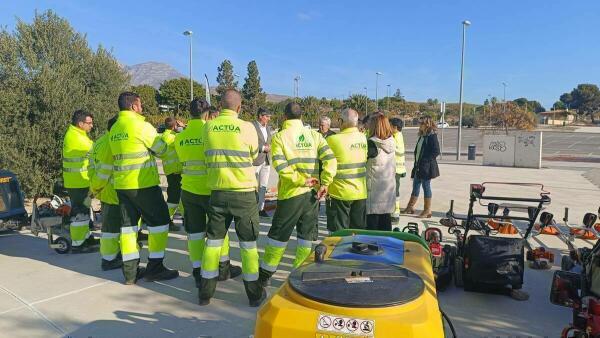 El Ayuntamiento de Villajoyosa amplía el servicio de limpieza y mantenimiento de parques y jardines con el aumento de las zonas de actuación y del personal 