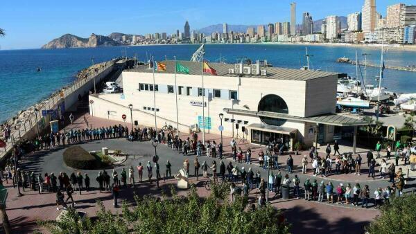 Afectados y familiares de pacientes con cáncer hacen un llamamiento en Benidorm a aliviar el impacto de la enfermedad en la vida laboral